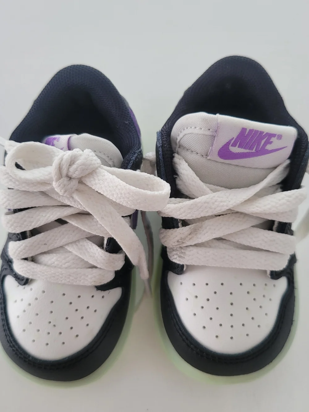 Nike Kids Low-Top Sneakers in White, Black & Purple with Glow Sole US 4C/EUR19.5